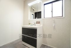 三面鏡裏収納付き洗面化粧台です＾＾ 歯磨きセットやスキンケア用品などの収納に便利ですね。 ランドリースペース上部には窓も付いており換気に便利です＾＾