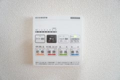 雨の日の洗濯も安心できる浴室暖房乾燥機付き浴室。リモコンで操作もボタン1つで簡単。