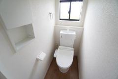 1階2階の2ヶ所にトイレがありますので、忙しい朝にも家族に気を使わず、ゆとりが生まれますね＾＾ 小窓付きで換気する時に便利です＾＾