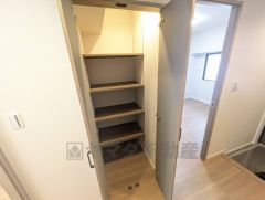 廊下に収納が設けられています＾＾共有スペースにあるので、非常時にもすぐ取り出せる防災グッズや備蓄品の収納などにおススメ＾＾ 