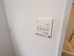 浴室暖房乾燥機には、暖房、乾燥、涼風、換気の4つの機能が付いています。タイマー付きです。換気・雨の日の洗濯も安心です＾＾