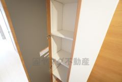 玄関ホールには収納が設けられています。共有スペースにあるので、非常時にもすぐ取り出せる防災グッズや備蓄品の収納などにおススメ＾＾ 