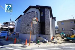 10年間の瑕疵保証が付いた安心の新築戸建。2面バルコニーで日当たり良好。