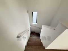 お子様も高齢の方も安心して上り下りができる手摺がついた安心設計です。 階段には小窓を配置しました。日中でも暗くなりがちな階段下が明るくなり安全ですね。