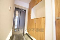 玄関にはシューズクローク＆シューズボックス付き。ご家族全員分の靴からベビーカーやゴルフバッグなどもしっかり収納できます＾＾ 