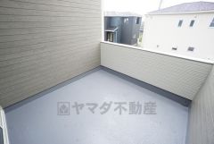 南東向きで陽当たりの良いバルコニーです。お洗濯やお布団干しはもちろん、日光浴スペースにも＾＾足元は防水工事施工済です。 