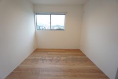 ナチュラル色のフローリングで開放的な優しい雰囲気になっています＾＾