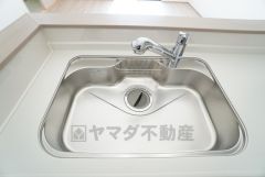 大きなお鍋も楽々洗える幅の広いシンクです＾＾ステンレスシンクなので簡単にお掃除できますよ。洗剤やスポンジもすっきりできる収納付き。