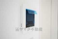 防犯はもちろん、セールスマン対策にもなるモニター付きインターホンです。お子さん1人での留守番時にも活躍しそうです。