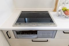 お手入れのしやすいIHクッキングヒーターです。3口コンロなので、効率よくお料理が楽しめます。毎日のお料理も楽しくなりますね＾＾ 