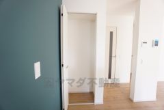 キッチン横に広々としたパントリー付き＾＾洗面室にも近く、食料品の保管だけでなく日用品などの収納にも＾＾