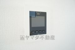 防犯はもちろん、セールスマン対策にもなるモニター付きインターホンです。 来訪者の顔が見えるので安心ですね＾＾