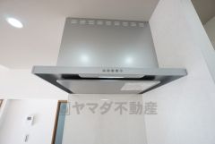 お手入れが簡単なスリム型レンジフードです。調理により発生する油煙や臭いを吸い込み、屋外へ排気してくれます。