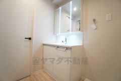 三面鏡裏収納付き洗面化粧台です＾＾ 歯磨きセットやスキンケア用品などの収納に便利ですね。