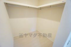 2階2洋室にはハンガーパイプ付きのウォークインクローゼットが設けられています。たっぷり収納できるので衣替えの心配もいりませんね＾＾