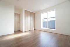 8.5帖。主寝室としてお使いいただけそうなこちらのお部屋は、日当たりが良く、爽やかな風を感じて起きる朝は、快適生活の始まりに。