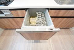 炊事時間を大幅に短縮できる食器洗浄乾燥機付き＾＾食器を洗う手間が減るので家族とのコミュニケーションの時間や自分の時間が増えますね。