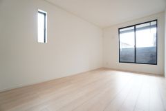 主寝室としてお使いいただけそうなこちらのお部屋は、日当たりが良く、爽やかな風を感じて起きる朝は、快適生活の始まりに。