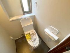1階2階の2ヶ所にトイレがありますので、忙しい朝にも家族に気を使わず、ゆとりが生まれますね＾＾ 小窓付きで換気する時に便利です＾＾ 