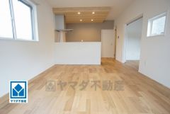 広々とした設計で、家族が集いやすく、くつろぎやすいリビングです。