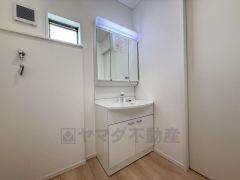 三面鏡裏収納付き洗面化粧台です＾＾ 歯磨きセットやスキンケア用品などの収納に便利ですね。