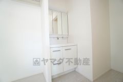 三面鏡裏収納付き洗面化粧台です＾＾ 歯磨きセットやスキンケア用品などの収納に便利ですね。 生活感も隠すことができ、来客時にも安心です。