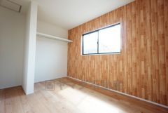 アクセントクロスがおしゃれな洋室。