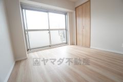 主寝室としてお使いいただけそうなこちらのお部屋は、日当たりが良く、爽やかな風を感じて起きる朝は、快適生活の始まりに。