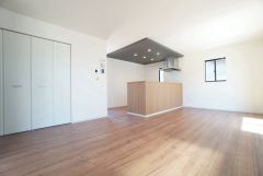 温かみのある雰囲気と、キッチンでの作業性を兼ね備え、家族の笑顔あふれる団らんのひと時をお過ごしいただける設計になっています。