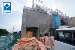 大通りから住宅街に入った一戸建ての多いエリア。落ち着いた雰囲気で快適な生活を送れます。