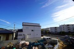 目の前に日差しを遮る建物がないので、日当たり＆風通し良好です＾＾心地よい自然の光や風を感じることができ、ほどよく開放感のある空間がつくれます。