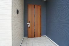 家の顔となる玄関扉がかっこいいと、たくさんの人を招き入れたくなりますね＾＾奥まって設置されており、雨にも濡れにくくなっています。