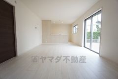 16帖。家族が集まる開放的なリビング。思い思いの時間を過ごしたり食事をしたり、素敵な団らんの場になりますね。