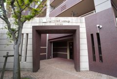 清掃の行き届いたきれいなエントランス。 明るく清潔感のあるエントランスが、住まう方や来客を心地よく迎える快適な空間となっています。