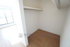 洋室にはハンガーパイプ付きのウォークインクローゼットが設けられています。たっぷり収納できるので衣替えの心配もいりませんね＾＾