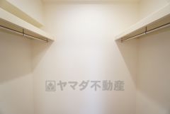 洋室にはハンガーパイプ付きのウォークインクローゼットが設けられています。たっぷり収納できるので衣替えの心配もいりませんね＾＾