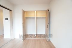 洋室にはハンガーパイプ付きのクローゼットが設けられています。たっぷり収納できるので衣替えの心配もいりませんね＾＾