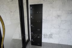 宅配BOX付き。お仕事中や外出中などの不在時にも荷物が受け取れるのはとっても便利ですね＾＾セキュリティ面でも安心です＾＾