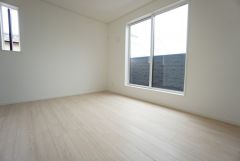 6.5帖。主寝室としてお使いいただけそうなこちらのお部屋は、日当たりが良く、爽やかな風を感じて起きる朝は、快適生活の始まりに。