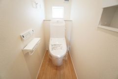 1階2階の2ヶ所にトイレがありますので、忙しい朝にも家族に気を使わず、ゆとりが生まれますね＾＾ 小窓付きで換気する時に便利です＾＾ 