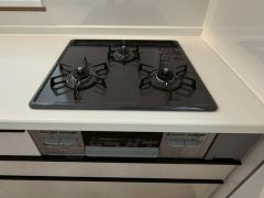 3種類の料理が同時に調理できる、3口ガスコンロ。忙しい夕食の支度時間が短縮できて効率よくお料理が楽しめます。