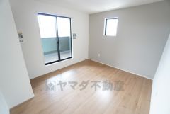 主寝室としてお使いいただけそうなこちらのお部屋は、日当たりが良く、爽やかな風を感じて起きる朝は、快適生活の始まりに。アクセントクロスでお洒落な室内です＾＾ 