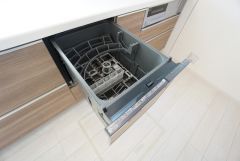 炊事時間を大幅に短縮できる食器洗浄乾燥機付き＾＾食器を洗う手間が減るので家族とのコミュニケーションの時間や自分の時間が増えますね。