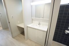 三面鏡裏収納付き洗面化粧台です＾＾ 歯磨きセットやスキンケア用品などの収納に便利ですね。 生活感も隠すことができ、来客時にも安心です。