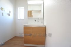 三面鏡にハンドシャワー付きで使いやすい洗面台です＾＾鏡裏と洗面ボウル下に収納付きの洗面台なので、整理整頓ができスッキリと使えます＾＾