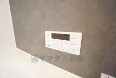 湯量・湯温の設定、そして保温までワンタッチのフルオートバス。便利な追い炊き機能付きです。