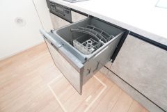 炊事時間を大幅に短縮できる食器洗浄乾燥機付き＾＾食器を洗う手間が減るので家族とのコミュニケーションの時間や自分の時間が増えますね。