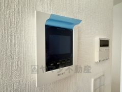 防犯はもちろん、セールスマン対策にもなるモニター付きインターホンです。お子さん1人での留守番時にも活躍しそうです。