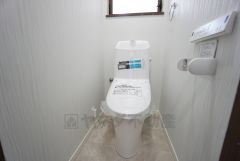 1階2階の2ヶ所にトイレがありますので、忙しい朝にも家族に気を使わず、ゆとりが生まれますね＾＾ 小窓付きで換気する時に便利です＾＾ 