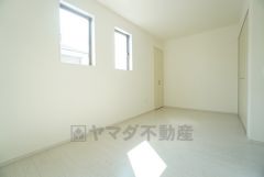 2面採光を確保した明るい室内は、風通しも良く、大変居心地の良い空間となっております。日当たりがよく、子供部屋としての利用もおすすめ。